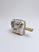 画像をギャラリービューアに読み込む, 金彩波地紋の鹿子牡丹模様【中】
