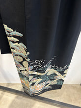 画像をギャラリービューアに読み込む, 松短冊に花鳥模様友禅染【黒留袖】
