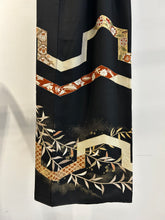 画像をギャラリービューアに読み込む, 変わり亀甲に金彩吹き刺繍模様【黒留袖】
