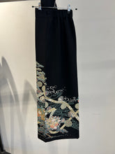 画像をギャラリービューアに読み込む, 松短冊に花鳥模様友禅染【黒留袖】
