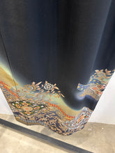 画像をギャラリービューアに読み込む, 更紗刺繍・金彩絵尽くし暈し染め【黒留袖
