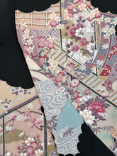 画像をギャラリービューアに読み込む, 雲かけ几帳に草花尽くし模様【黒留袖】
