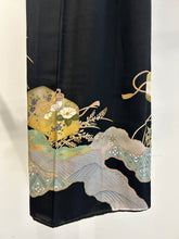 画像をギャラリービューアに読み込む, 宝箱絵に宝尽くし模様【黒留袖】
