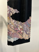 画像をギャラリービューアに読み込む, 雲かけ几帳に草花尽くし模様【黒留袖】
