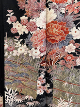 画像をギャラリービューアに読み込む, 芝檜垣に花車模様【黒留袖】
