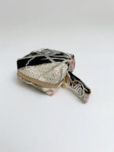 画像をギャラリービューアに読み込む, 杜若に槌車菖蒲銀彩模様【小】
