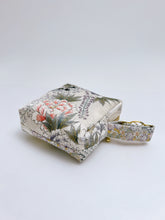 画像をギャラリービューアに読み込む, 金彩波地紋の鹿子牡丹模様【中】
