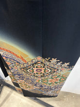 画像をギャラリービューアに読み込む, 更紗刺繍・金彩絵尽くし暈し染め【黒留袖
