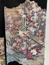 画像をギャラリービューアに読み込む, 雲かけ几帳に草花尽くし模様【黒留袖】
