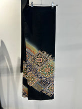 画像をギャラリービューアに読み込む, 更紗刺繍・金彩絵尽くし暈し染め【黒留袖
