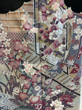 画像をギャラリービューアに読み込む, 雲かけ几帳に草花尽くし模様【黒留袖】
