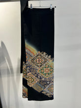 画像をギャラリービューアに読み込む, 更紗刺繍・金彩絵尽くし暈し染め【黒留袖
