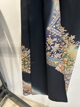 画像をギャラリービューアに読み込む, 更紗刺繍・金彩絵尽くし暈し染め【黒留袖
