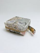 画像をギャラリービューアに読み込む, 金彩波地紋の鹿子牡丹模様【大】
