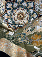 画像をギャラリービューアに読み込む, 更紗絵に金駒縁金彩古典模様【黒留袖】
