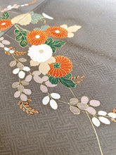 画像をギャラリービューアに読み込む, 紗綾型地紋に菊・破れ色紙模様部分刺繍　
