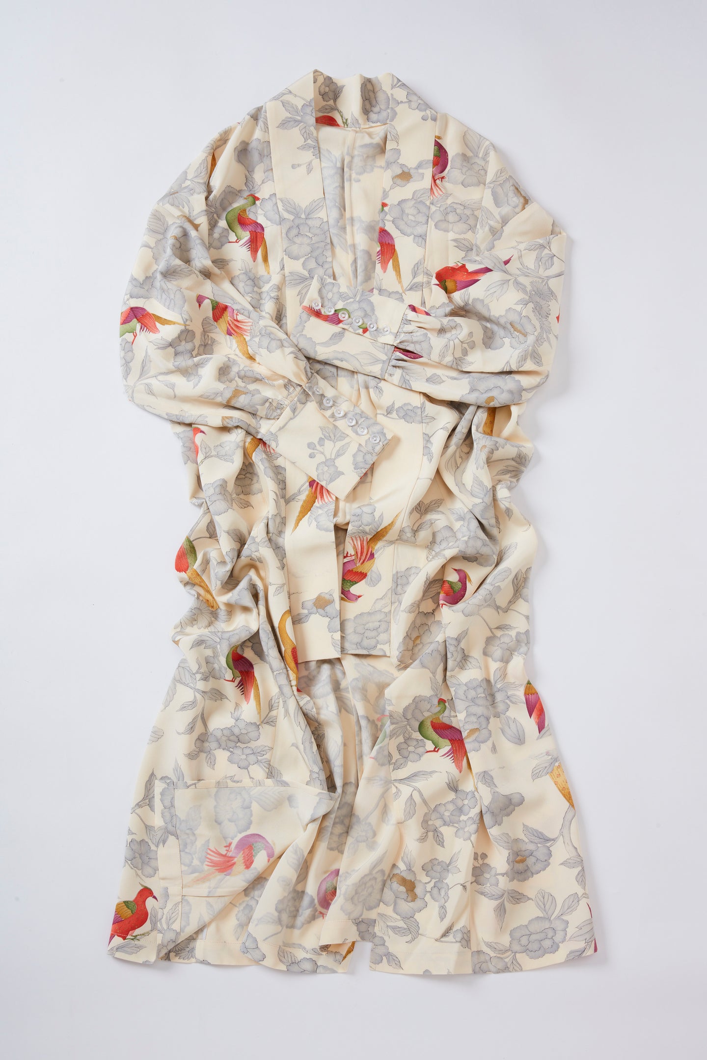 金彩縁に枝花鳥模様【六つ釦】