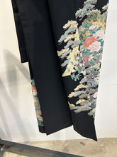 画像をギャラリービューアに読み込む, 松短冊に花鳥模様友禅染【黒留袖】
