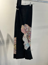 画像をギャラリービューアに読み込む, 雲かけ几帳に草花尽くし模様【黒留袖】
