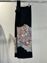 画像をギャラリービューアに読み込む, 雲かけ几帳に草花尽くし模様【黒留袖】
