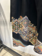 画像をギャラリービューアに読み込む, 更紗刺繍・金彩絵尽くし暈し染め【黒留袖
