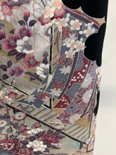 画像をギャラリービューアに読み込む, 雲かけ几帳に草花尽くし模様【黒留袖】

