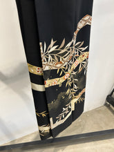 画像をギャラリービューアに読み込む, 変わり亀甲に金彩吹き刺繍模様【黒留袖】
