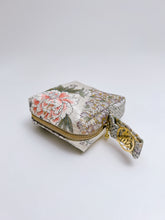 画像をギャラリービューアに読み込む, 金彩波地紋の鹿子牡丹模様【中】
