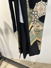 画像をギャラリービューアに読み込む, 更紗絵に金駒縁金彩古典模様【黒留袖】
