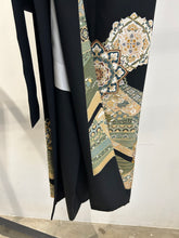 画像をギャラリービューアに読み込む, 更紗絵に金駒縁金彩古典模様【黒留袖】
