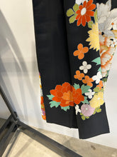 画像をギャラリービューアに読み込む, 大花尽くし模様【黒留袖】
