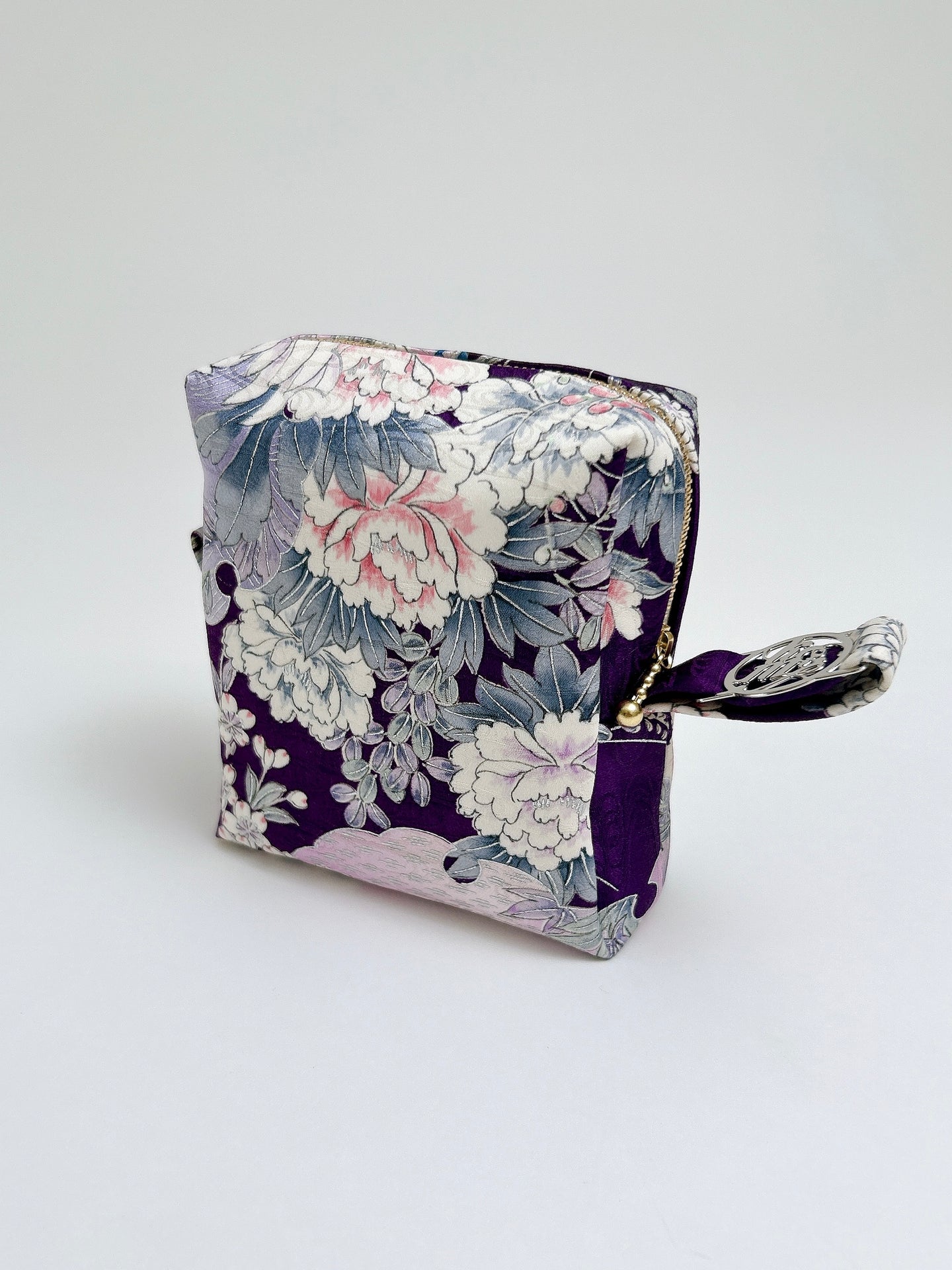 注意：汚れあり　流水地紋に雪輪模様草花尽くし【大】