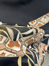 画像をギャラリービューアに読み込む, 変わり亀甲に金彩吹き刺繍模様【黒留袖】
