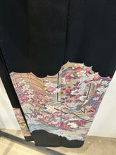 画像をギャラリービューアに読み込む, 雲かけ几帳に草花尽くし模様【黒留袖】
