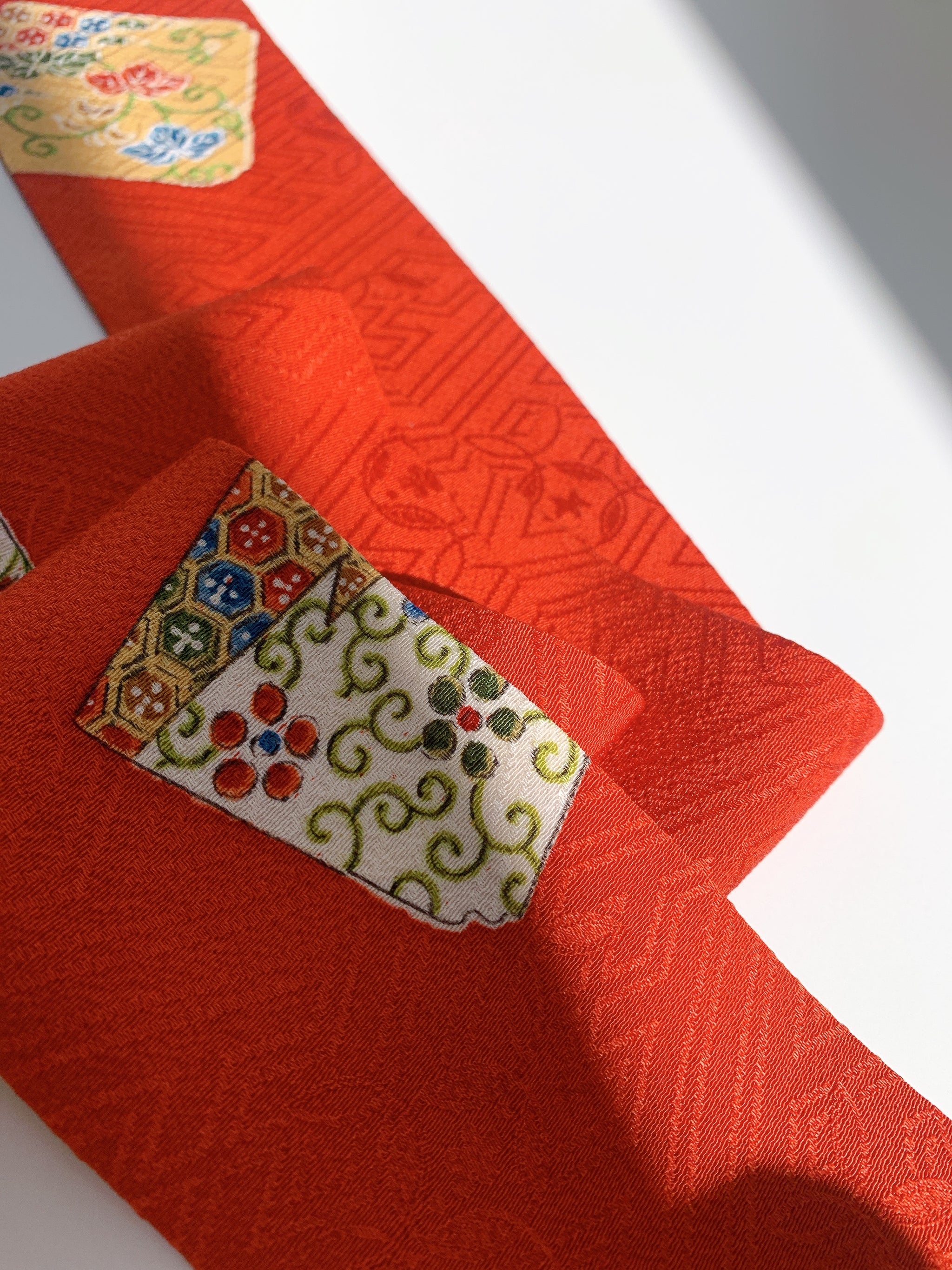 破れ色紙に花古典柄総紗綾地紋 – keniamarilia